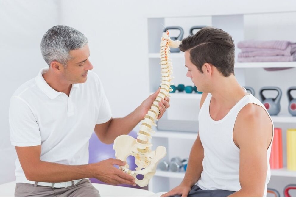 Der Arzt zeigt dem Patienten die Arthrose der Säule